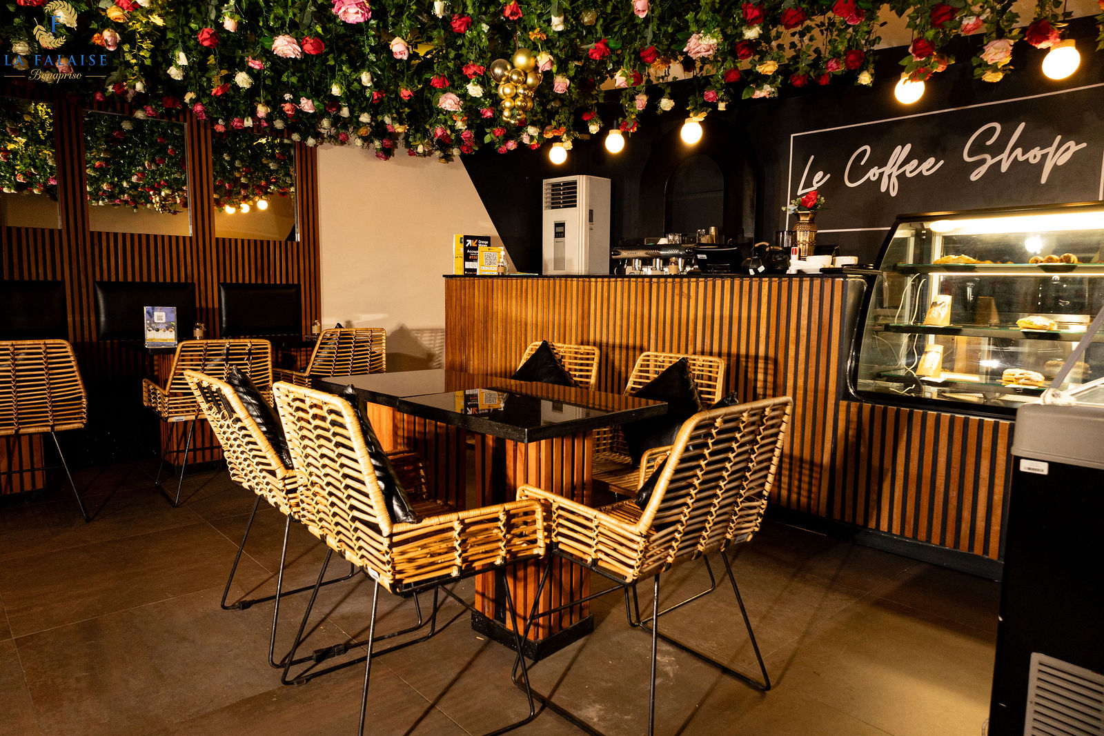 Bar lounge Coffee Shop La Falaise Douala