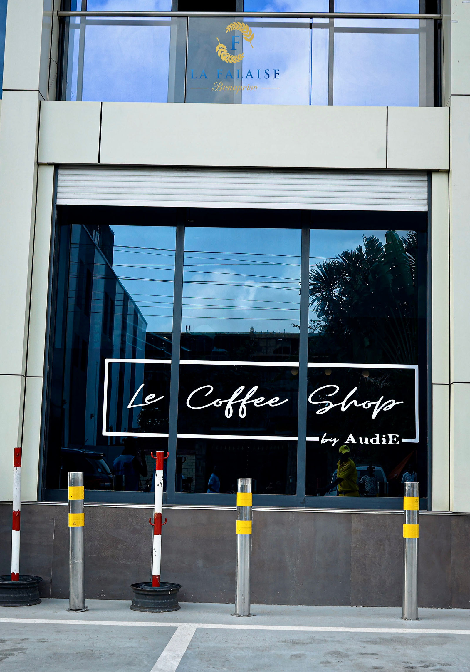 Cocktails Coffee Shop La Falaise Bonapriso
