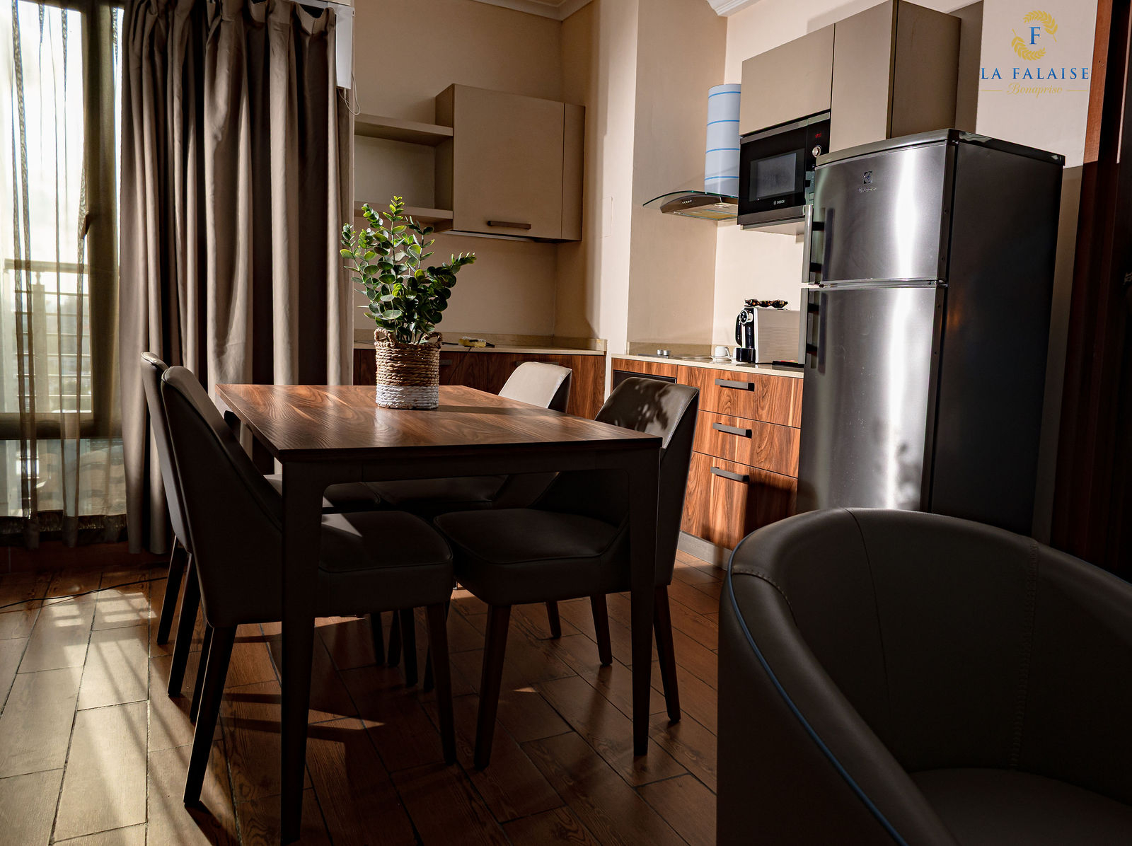 Master Suite La Falaise Bonapriso — Suite 54m² vue Wouri Douala