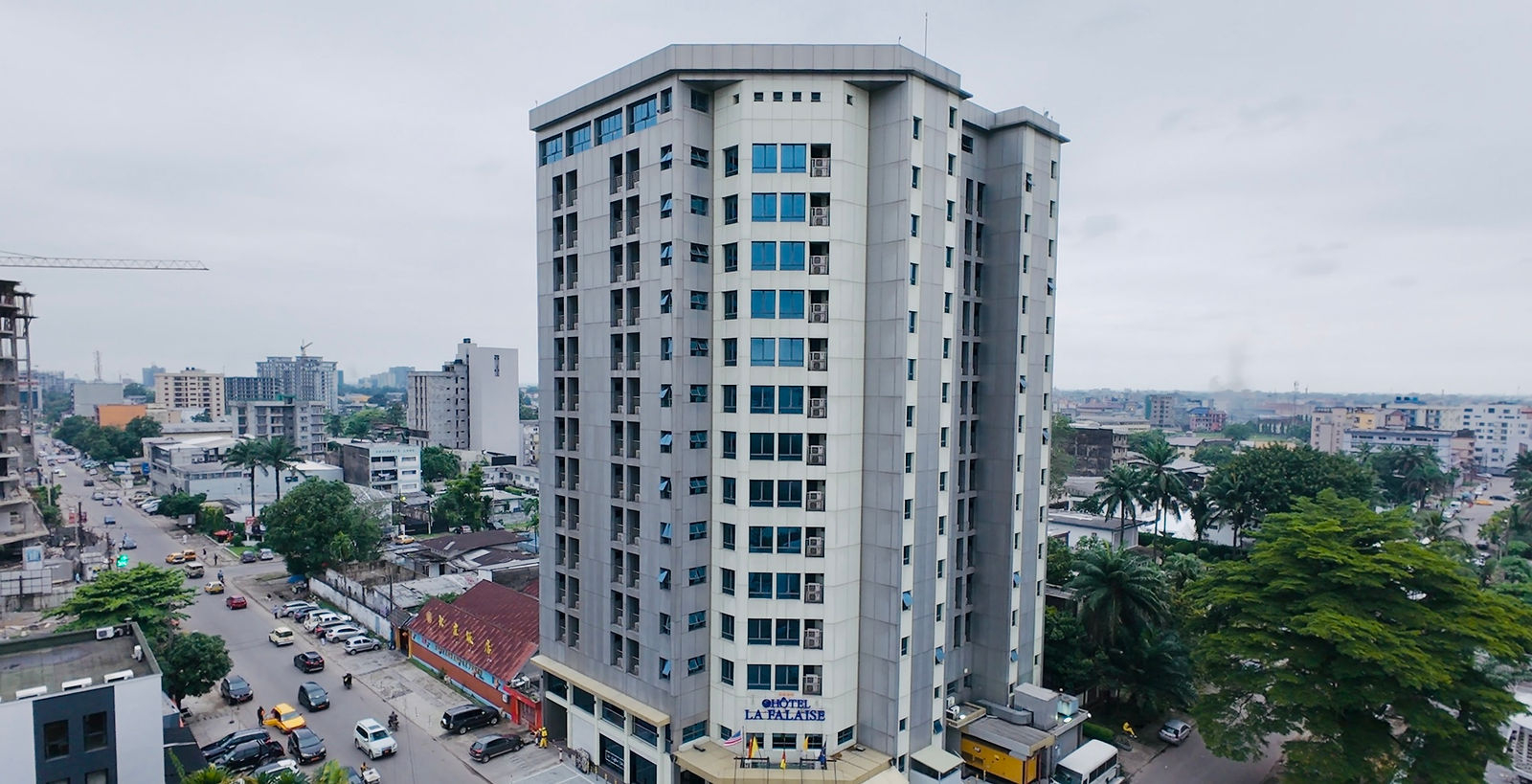 La Falaise Bonapriso — Hall principal hôtel 4 étoiles Douala