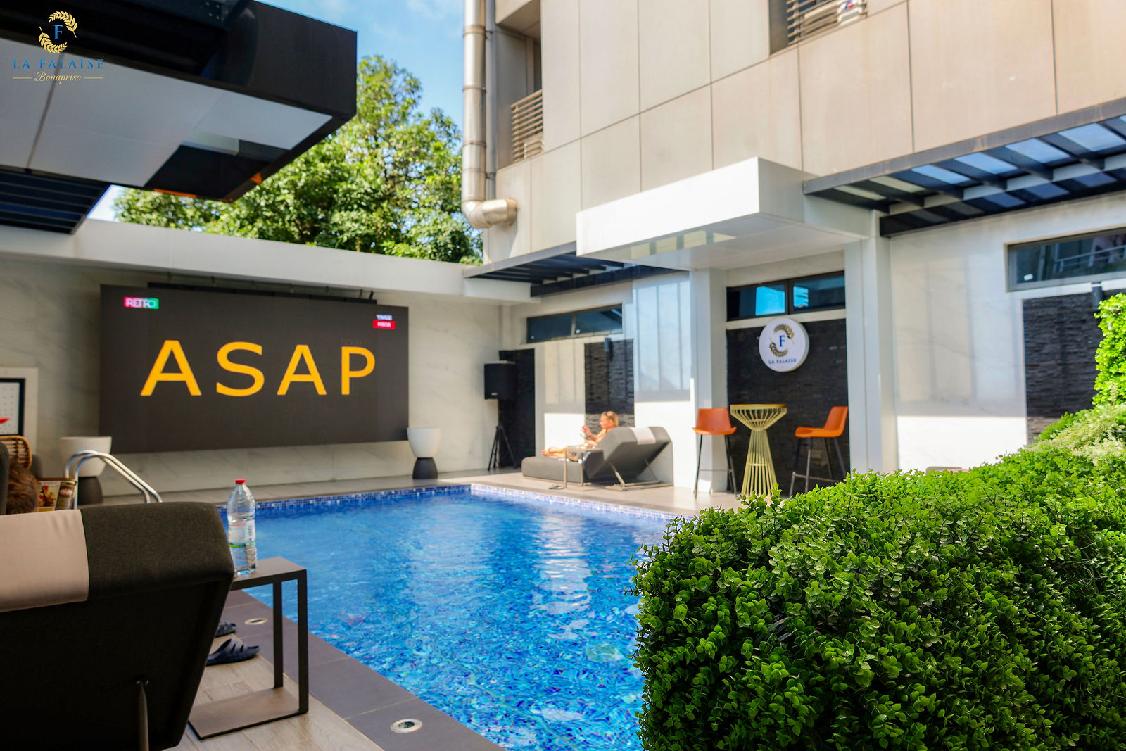 Piscine en mezzanine La Falaise Bonapriso Douala
