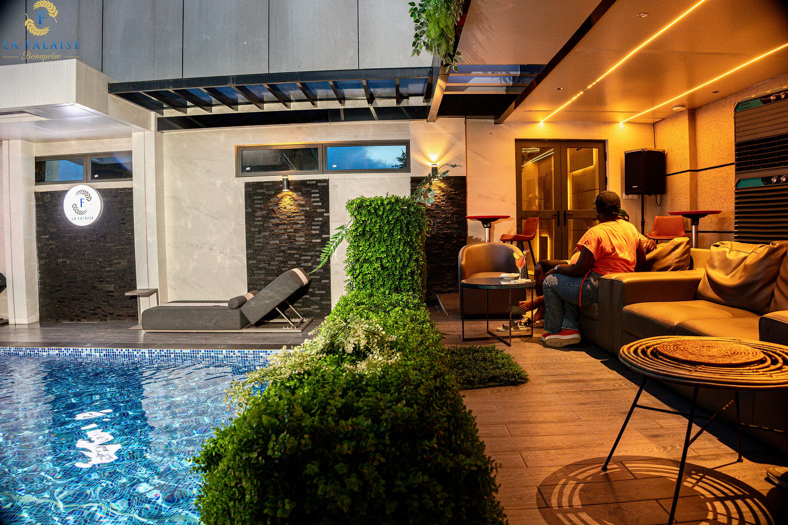 Master Suite La Falaise Bonapriso Douala — 54m² vue Wouri