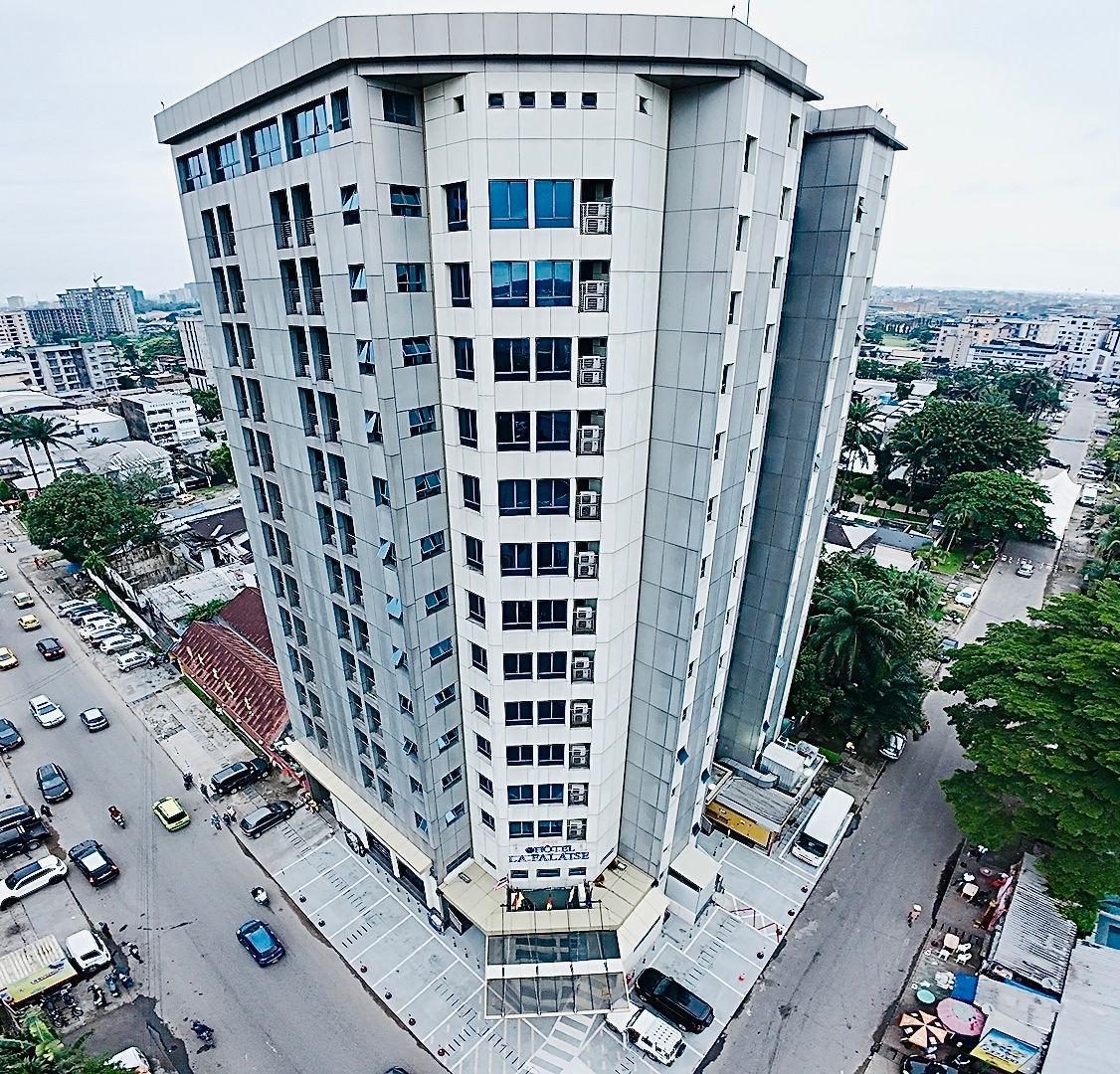 La Falaise Bonapriso — Façade hôtel 4 étoiles Douala