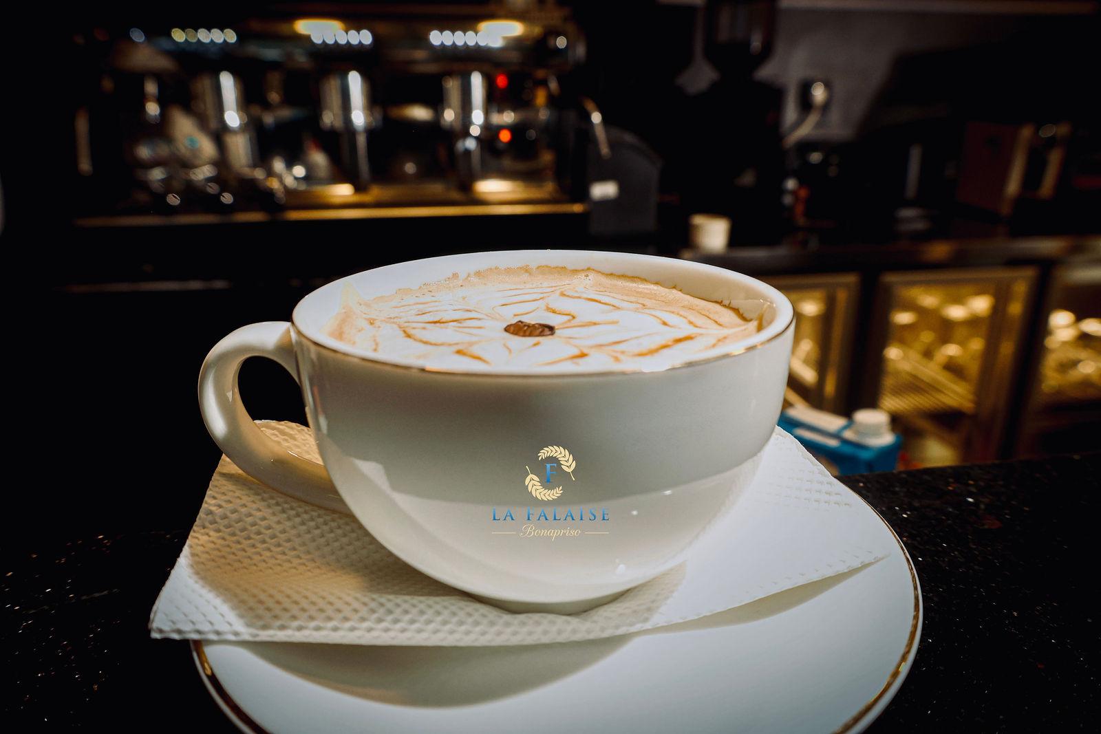 Bar lounge Coffee Shop La Falaise Douala