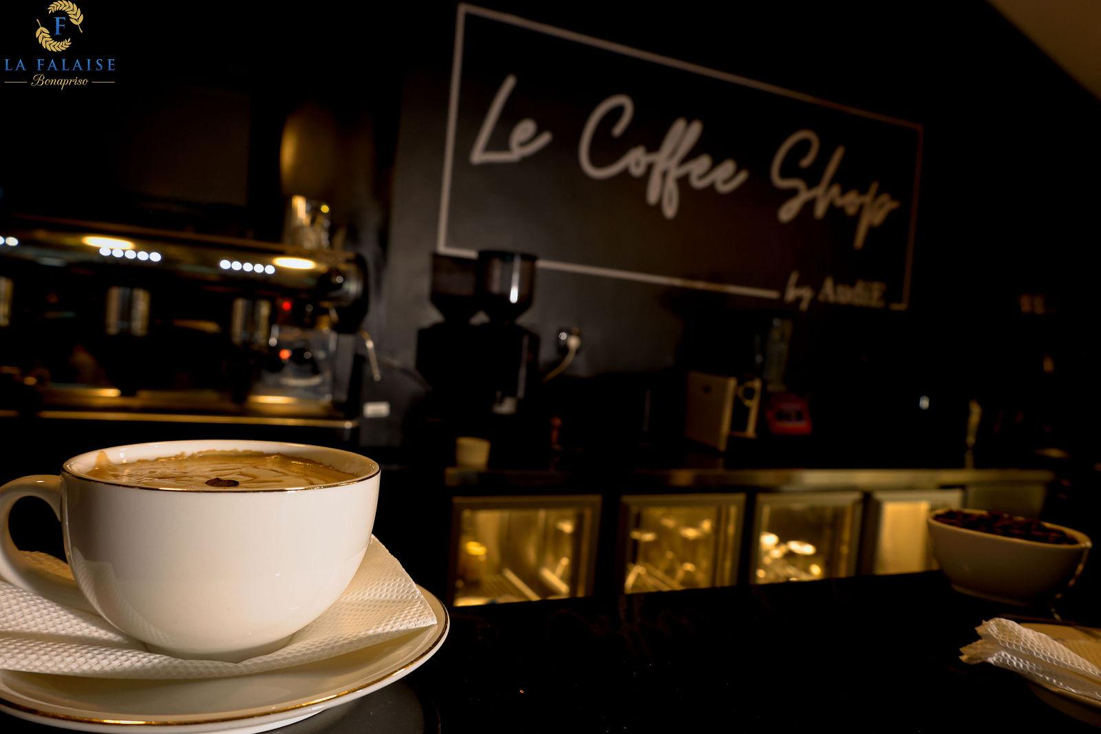Ambiance Coffee Shop La Falaise Afro chic Douala