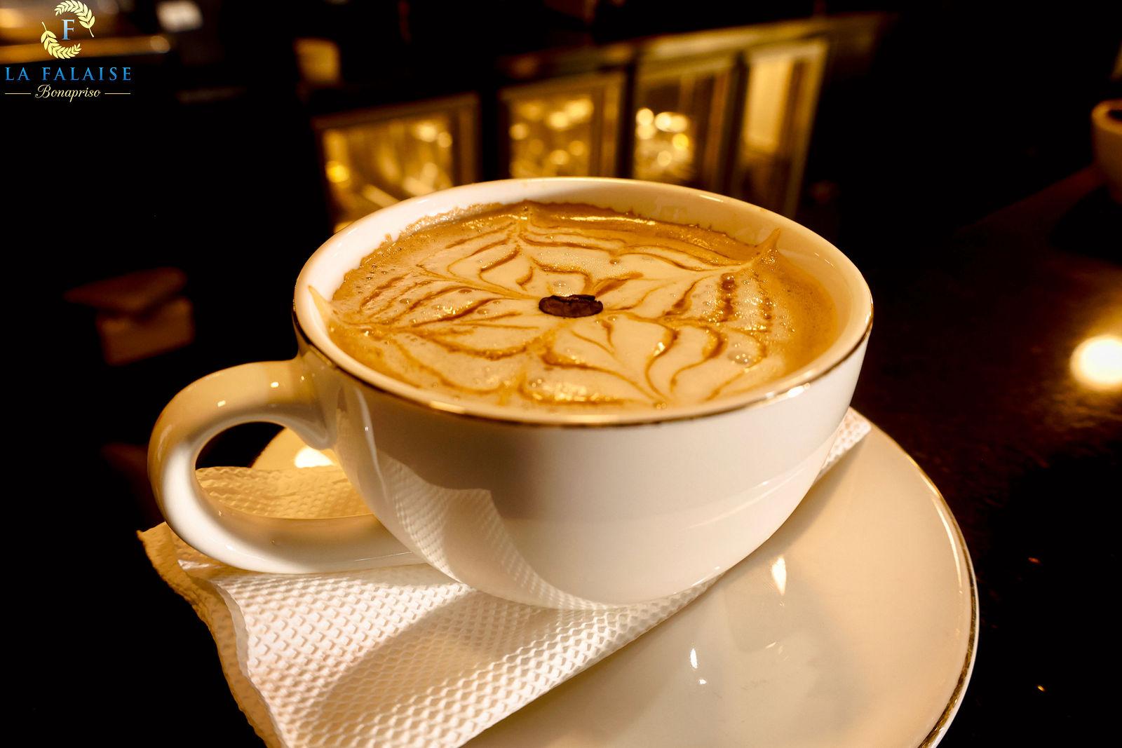Cacao Bar La Falaise Bonapriso — Café artisanal Douala Cameroun
