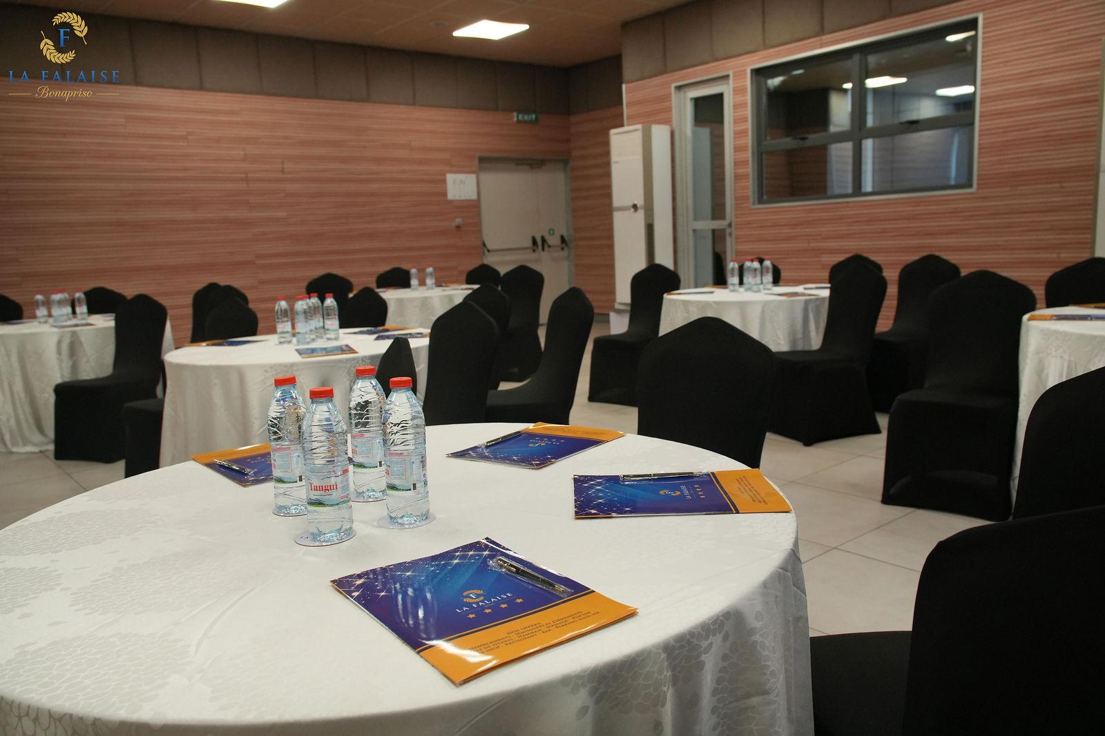Réunion de direction La Falaise Bonapriso — Salle de réunion Douala