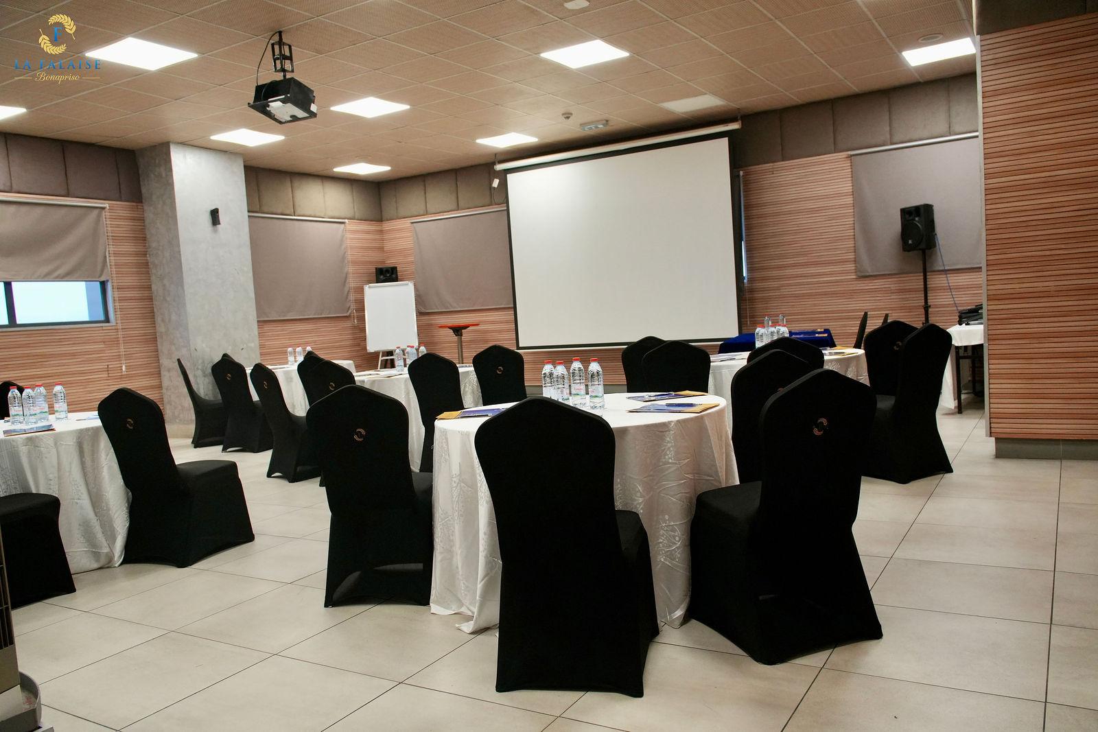 Mariage La Falaise Bonapriso Douala — Salle de réception hôtel 4 étoiles